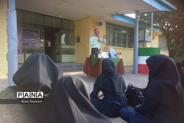 حضور جانشین فرماندهی انتظامی شهرستان کاشمر در دبیرستان الزهرا