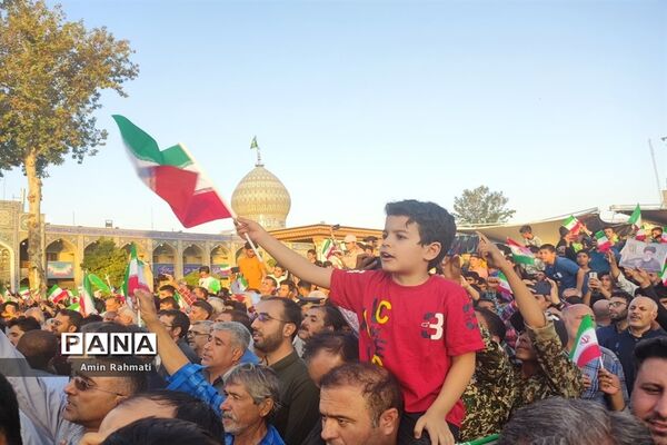 استقبال مردم شیراز از رئیس جمهوری در حرم مطهر شاهچراغ (ع)