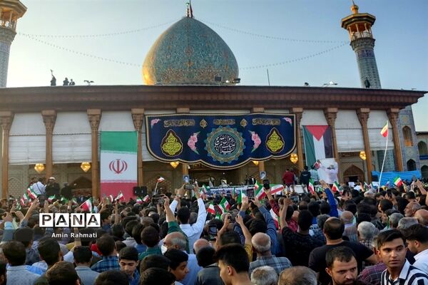 استقبال مردم شیراز از رئیس جمهوری در حرم مطهر شاهچراغ (ع)