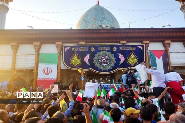 استقبال مردم شیراز از رئیس جمهوری در حرم مطهر شاهچراغ (ع)