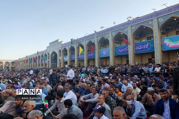 استقبال مردم شیراز از رئیس جمهوری در حرم مطهر شاهچراغ (ع)