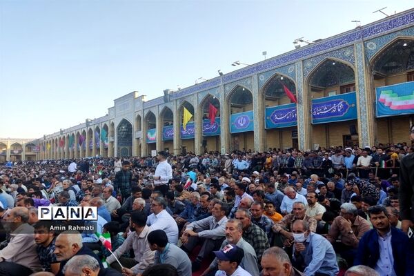 استقبال مردم شیراز از رئیس جمهوری در حرم مطهر شاهچراغ (ع)
