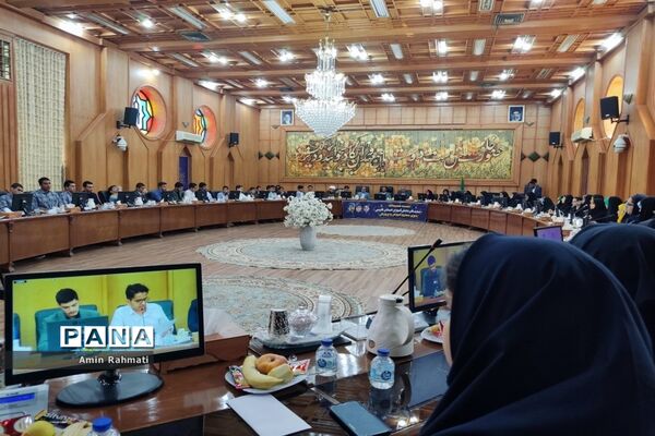 نشست صمیمانه نمایندگان دانش‌آموزان استان فارس با وزیر آموزش و پرورش