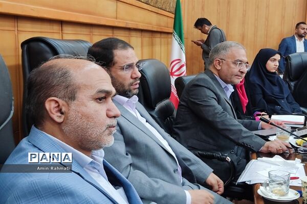 نشست صمیمانه نمایندگان دانش‌آموزان استان فارس با وزیر آموزش و پرورش