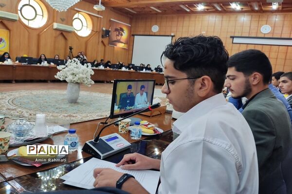 نشست صمیمانه نمایندگان دانش‌آموزان استان فارس با وزیر آموزش و پرورش