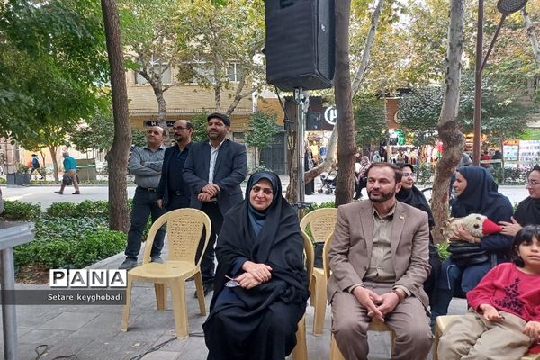 هفته دوم کتابخوانی همگانی در گذرگاه چهارباغ اصفهان