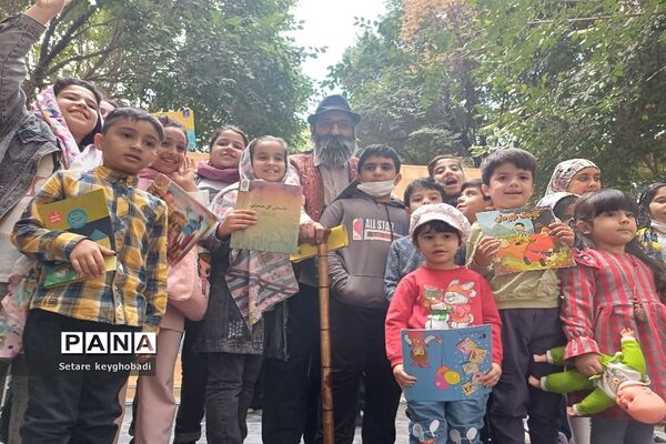 هفته دوم کتابخوانی همگانی در گذرگاه چهارباغ اصفهان