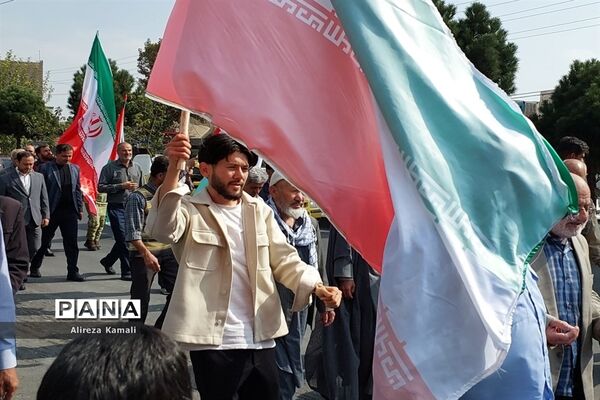 راهپیمایی ضد صهیونیستی دانش‌آموزان و فرهنگیان صفادشت در حمایت از مردم فلسطین