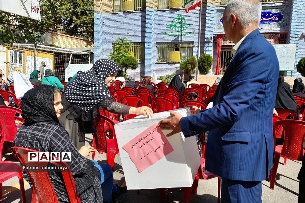 برگزاری انتخابات انجمن اولیا و مربیان در دبیرستان تربیت رودهن