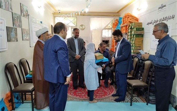 توزیع 750 بسته لوازم‌التحریر بین دانش‌آموزان موسسه دارالاکرام