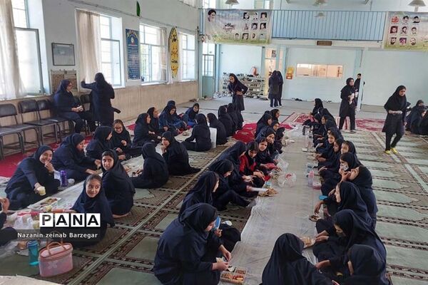 صبحانه سلامت در دبیرستان دخترانه شاهد فیض ناحیه 3 شیراز