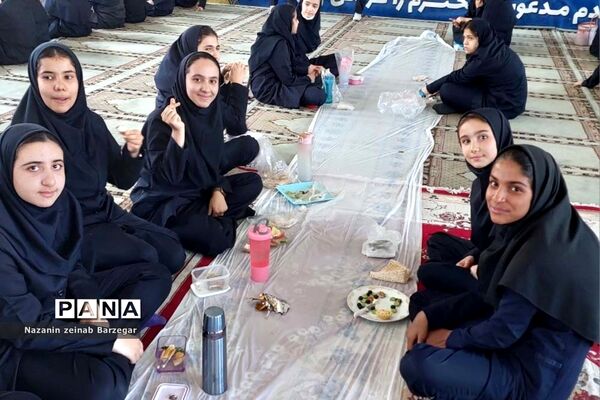 صبحانه سلامت در دبیرستان دخترانه شاهد فیض ناحیه 3 شیراز