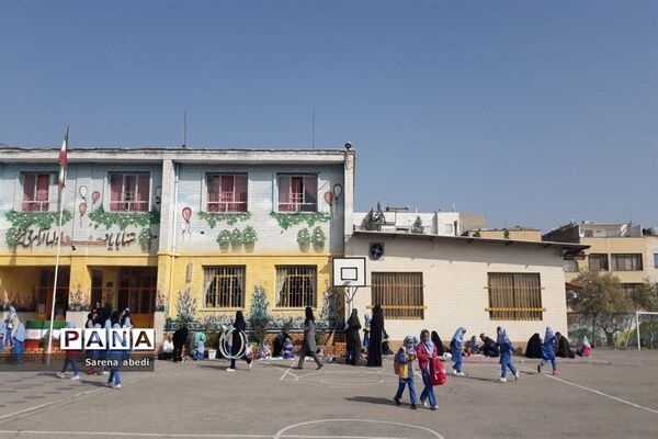 بزرگداشت روز سالمند با حضور پدربزرگ‌ها و مادربزرگ‌ها در دبستان شهدای راه آهن مشهد