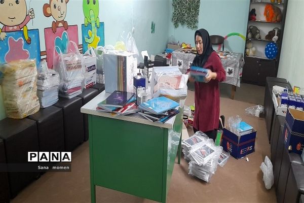 بسته‌بندی لوازم التحریر درکانون فرهنگی تربیتی استقلال برای مدارس محروم ناحیه ۶ مشهد