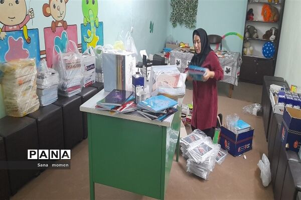 بسته‌بندی لوازم التحریر درکانون فرهنگی تربیتی استقلال برای مدارس محروم ناحیه ۶ مشهد