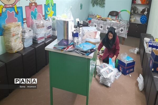 بسته‌بندی لوازم التحریر درکانون فرهنگی تربیتی استقلال برای مدارس محروم ناحیه ۶ مشهد