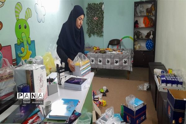 بسته‌بندی لوازم التحریر درکانون فرهنگی تربیتی استقلال برای مدارس محروم ناحیه ۶ مشهد