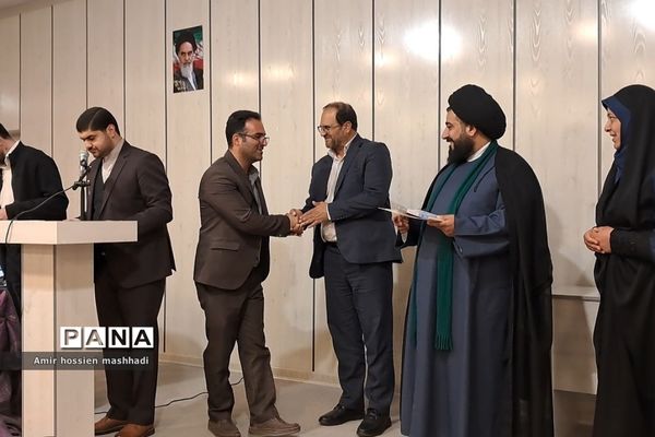 مراسم تقدیر از یاوران دانش‌آموز و فرهنگی نماز جمعه در رودهن