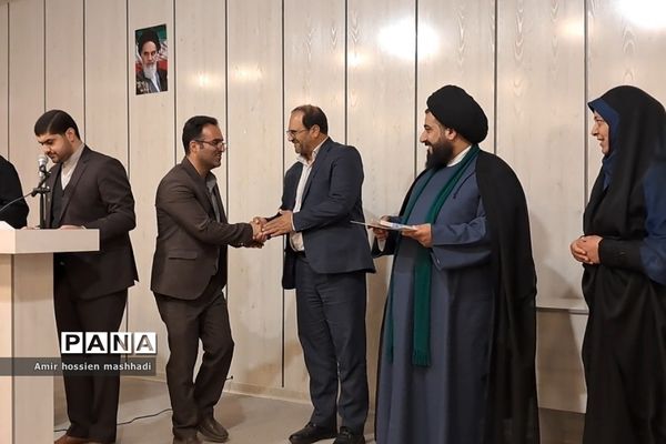مراسم تقدیر از یاوران دانش‌آموز و فرهنگی نماز جمعه در رودهن