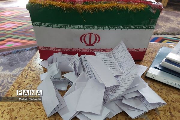 جلسه انتخابات انجمن اولیا و مربیان در دبیرستان حضرت زهرا (س) جوادآباد