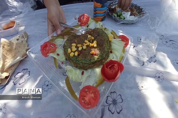 روز صبحانه سالم در دبستان آیت الله نایینی شهرستان نایین