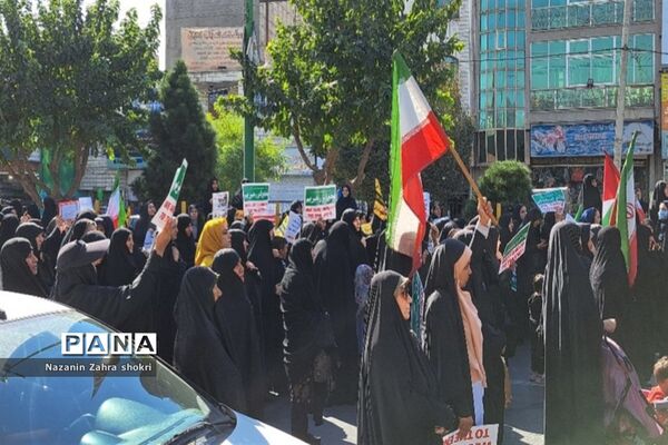 حضور دانش‌آموزان مدرسه شهدای محراب در تجمع حمایت از کودکان غزه در شهرستان قرچک