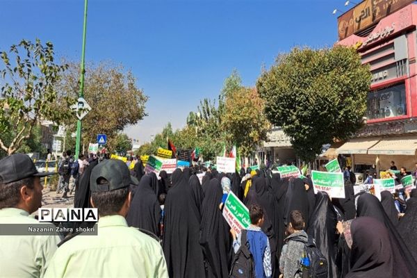 حضور دانش‌آموزان مدرسه شهدای محراب در تجمع حمایت از کودکان غزه در شهرستان قرچک