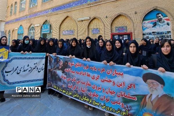 حضور دانش‌آموزان مدرسه شهدای محراب در تجمع حمایت از کودکان غزه در شهرستان قرچک