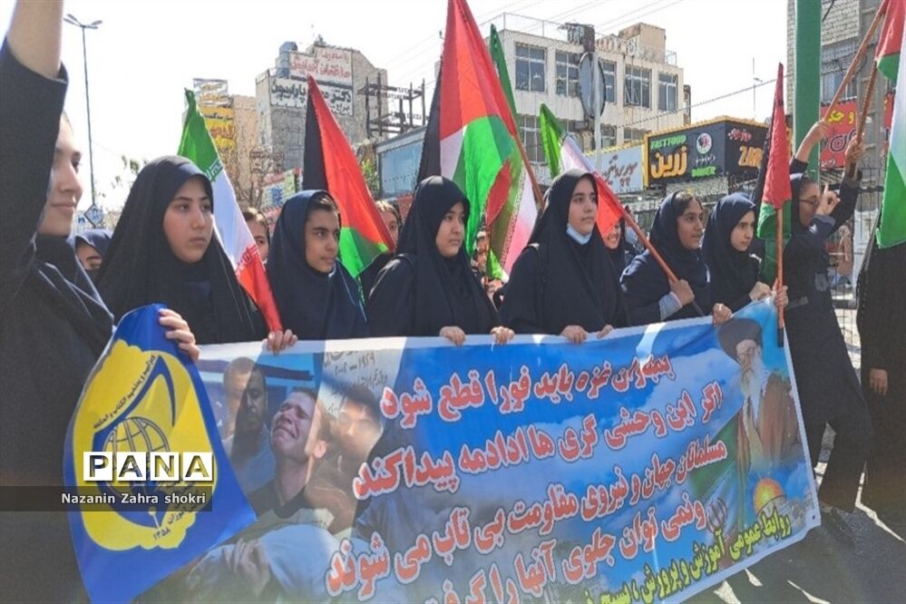 حضور دانش‌آموزان مدرسه شهدای محراب در تجمع حمایت از کودکان غزه در شهرستان قرچک
