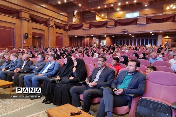 تجلیل ازدانش‌آموزان ممتاز شاهد و ایثارگر