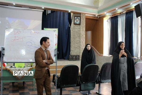 کارگاه تاب‌آوری بر مبنای امید به مناسبت هفته بهداشت و  روان در اداره آموزش پرورش شهر جوادآباد