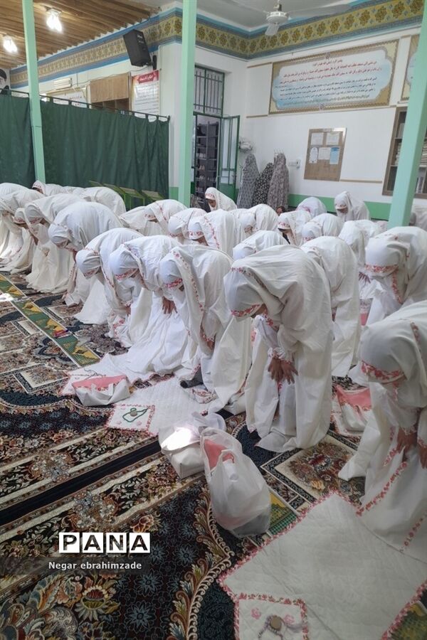 اقامه نماز جماعت توسط دانش‌آموزان در شهرستان جاجرم