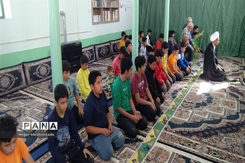 اقامه نماز جماعت توسط دانش‌آموزان در شهرستان جاجرم