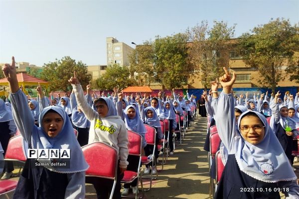 جشن هفته سلامت‌روان در مدرسه ریحانه النبی در شهرستان قرچک