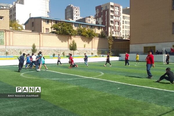 زنگ‌های ورزش پویا  و تجهیز فوتبال در دبستان ایمان رودهن