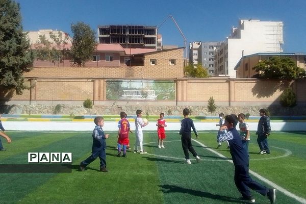 زنگ‌های ورزش پویا  و تجهیز فوتبال در دبستان ایمان رودهن