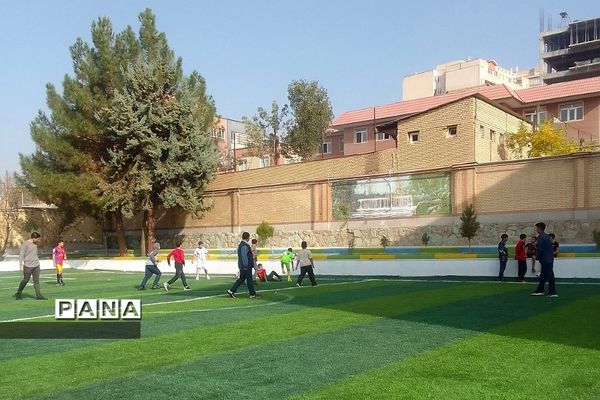 زنگ‌های ورزش پویا  و تجهیز فوتبال در دبستان ایمان رودهن
