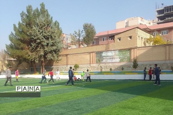 زنگ‌های ورزش پویا  و تجهیز فوتبال در دبستان ایمان رودهن