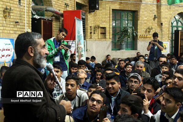 روایتگری حاج حسین یکتا در نماز جماعت صبح روز دوم اردوی ملی دانش‌آموز خبرنگاران پسر پانا