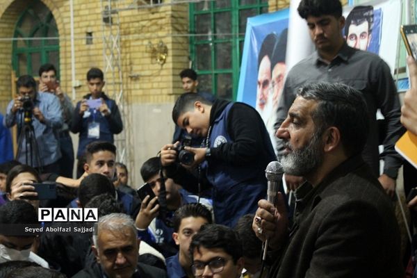 روایتگری حاج حسین یکتا در نماز جماعت صبح روز دوم اردوی ملی دانش‌آموز خبرنگاران پسر پانا