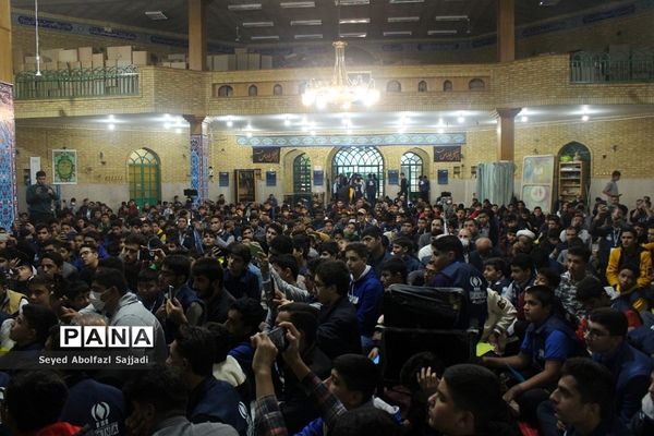 روایتگری حاج حسین یکتا در نماز جماعت صبح روز دوم اردوی ملی دانش‌آموز خبرنگاران پسر پانا