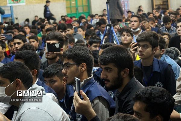 روایتگری حاج حسین یکتا در نماز جماعت صبح روز دوم اردوی ملی دانش‌آموز خبرنگاران پسر پانا