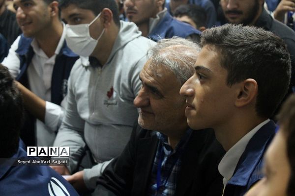 روایتگری حاج حسین یکتا در نماز جماعت صبح روز دوم اردوی ملی دانش‌آموز خبرنگاران پسر پانا