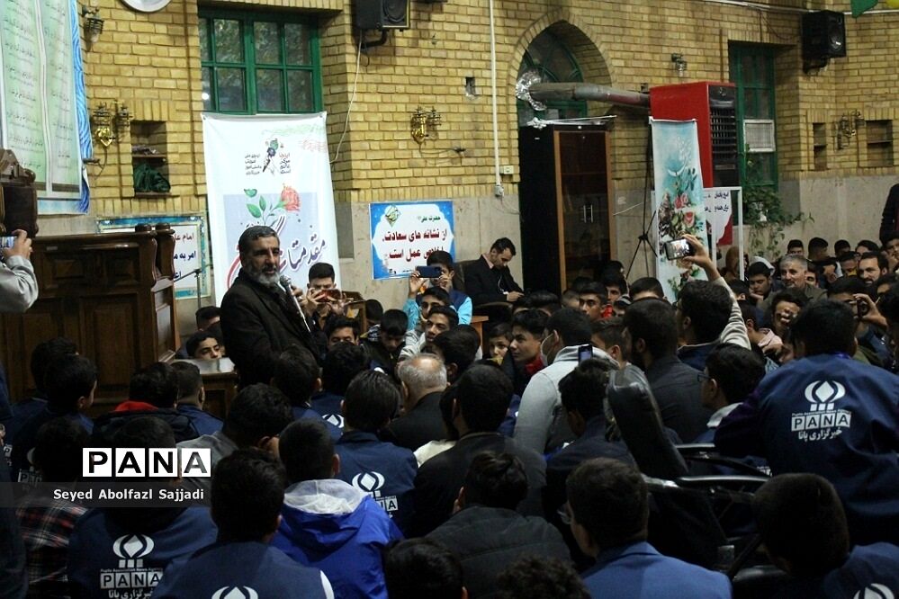 روایتگری حاج حسین یکتا در نماز جماعت صبح روز دوم اردوی ملی دانش‌آموز خبرنگاران پسر پانا