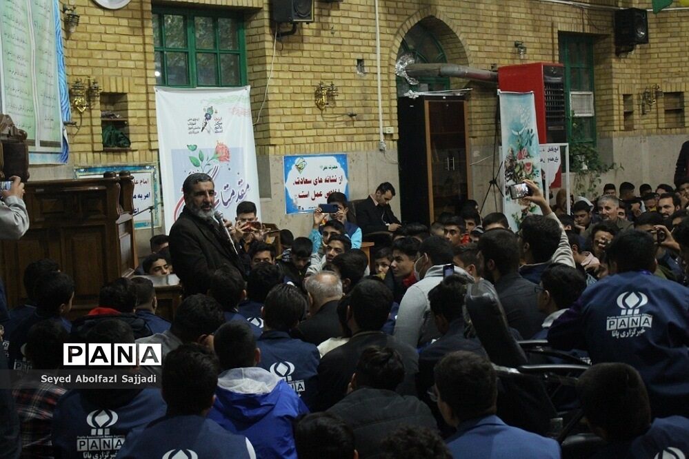 روایتگری حاج حسین یکتا در نماز جماعت صبح روز دوم اردوی ملی دانش‌آموز خبرنگاران پسر پانا