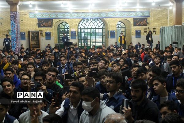 روایتگری حاج حسین یکتا در نماز جماعت صبح روز دوم اردوی ملی دانش‌آموز خبرنگاران پسر پانا