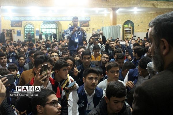 روایتگری حاج حسین یکتا در نماز جماعت صبح روز دوم اردوی ملی دانش‌آموز خبرنگاران پسر پانا