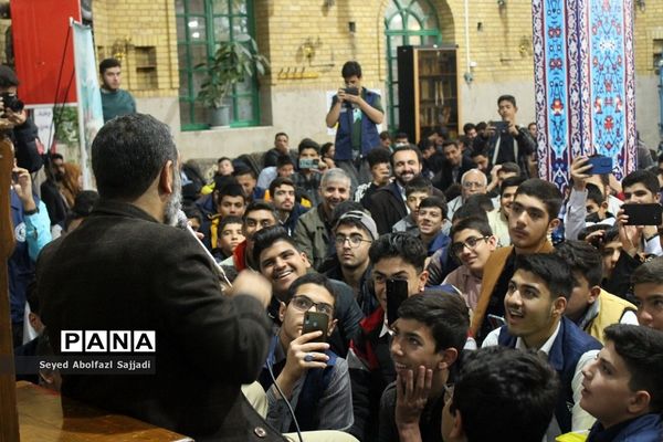 روایتگری حاج حسین یکتا در نماز جماعت صبح روز دوم اردوی ملی دانش‌آموز خبرنگاران پسر پانا