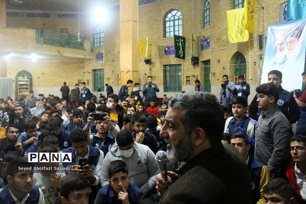 روایتگری حاج حسین یکتا در نماز جماعت صبح روز دوم اردوی ملی دانش‌آموز خبرنگاران پسر پانا