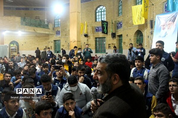 روایتگری حاج حسین یکتا در نماز جماعت صبح روز دوم اردوی ملی دانش‌آموز خبرنگاران پسر پانا